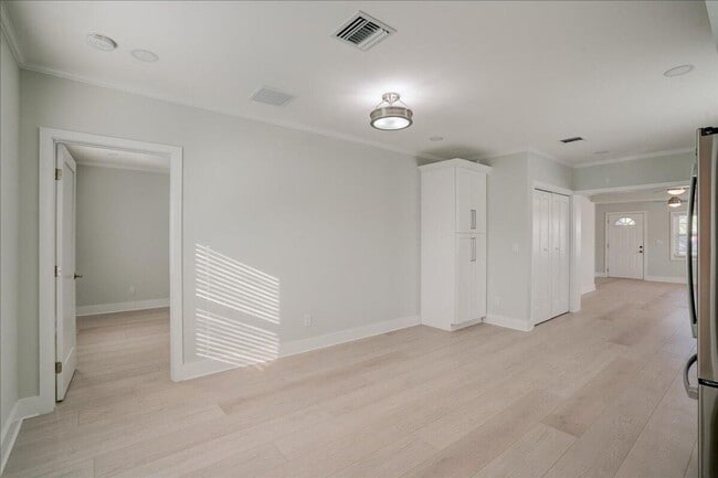 Building Photo - 320 NW 6th Ave