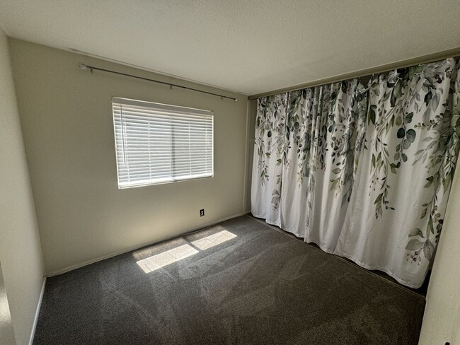 Building Photo - 4 bed 3 full bath house with 3 car attache...