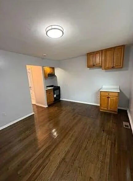 Building Photo - 408 Leslie St