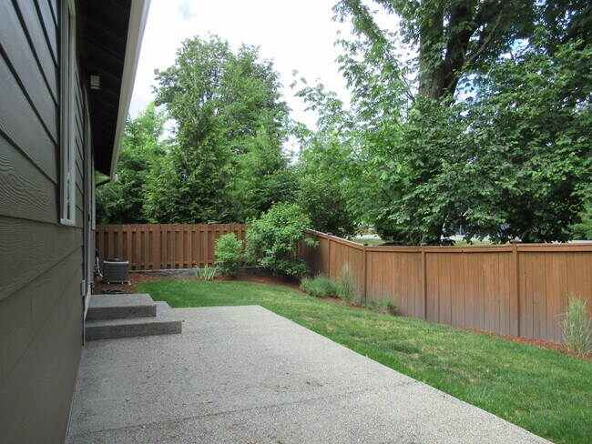 Building Photo - One level 2 bedroom, 2 bathroom home in North Bend