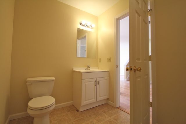 Building Photo - 204 River View Ln