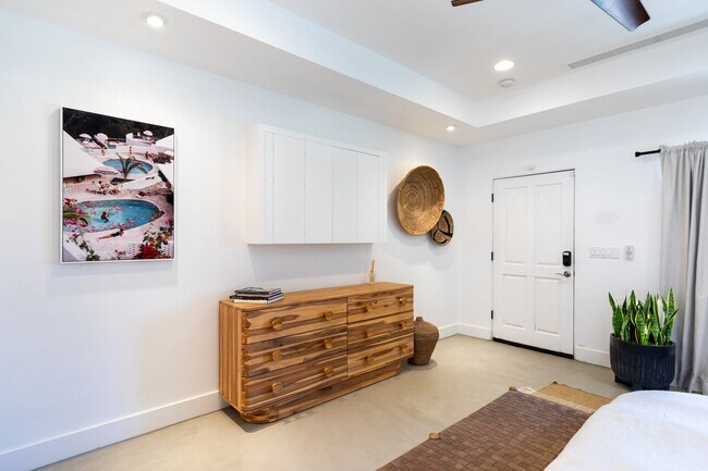 Building Photo - 690 W Linda Vista Dr