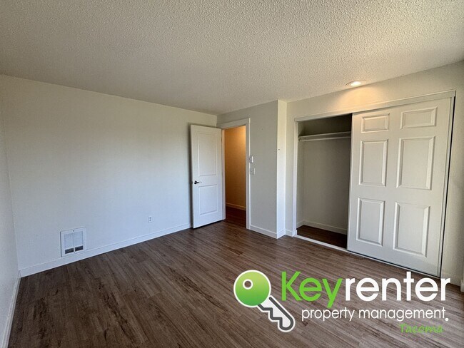 Building Photo - Modern 2-Bedroom Condo for Rent in Edgewoo...