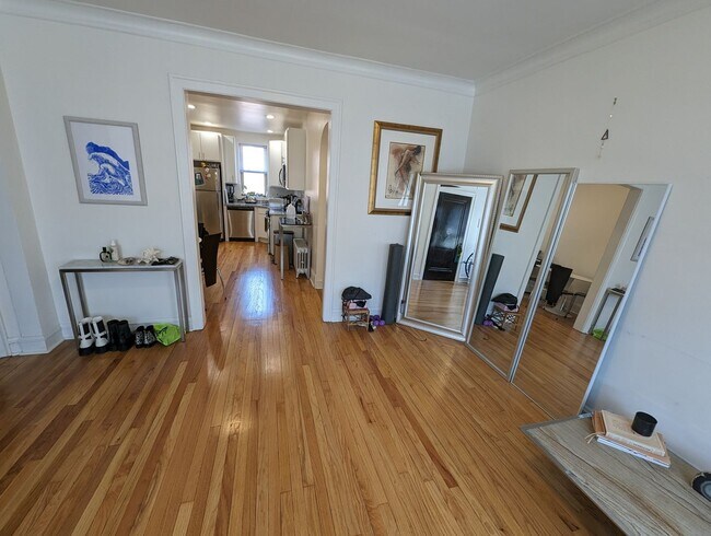 Building Photo - Spacious 1 BR - New Renovation Near the La...
