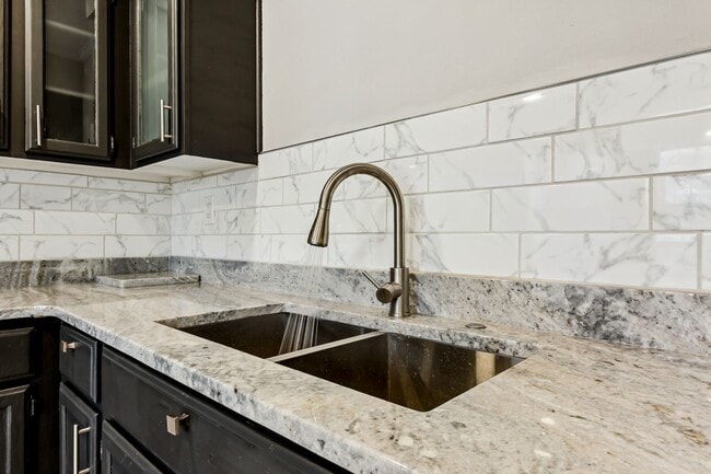 Building Photo - Hampton Townhouse-Move in Quick