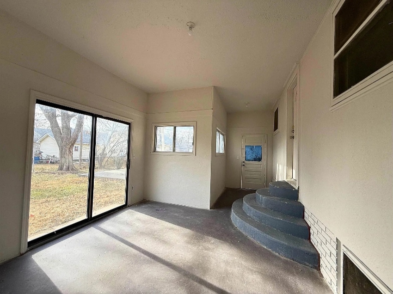 Building Photo - 904 E Ash St