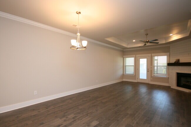 Building Photo - 707 Sluice Dr SW