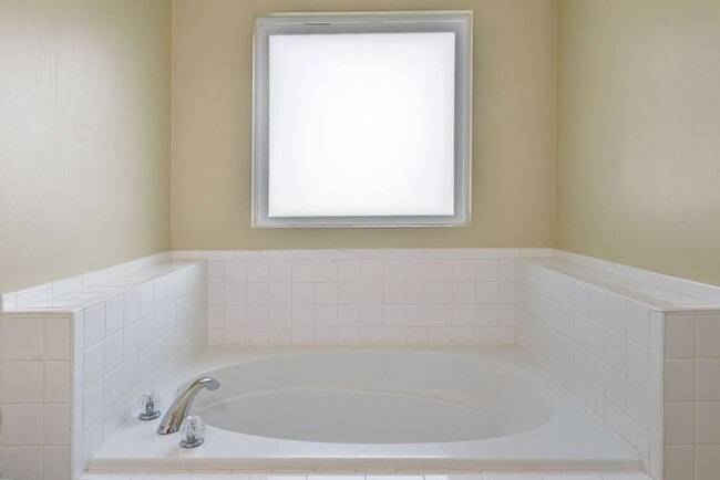 Building Photo - Spacious & Updated Hampton Home