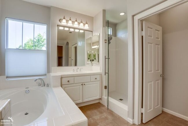Building Photo - Impeccably Designed 4Bdm 4Ba Home in Desir...