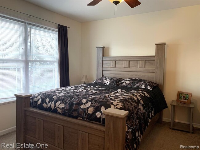 Building Photo - 2043 Vermont Ave