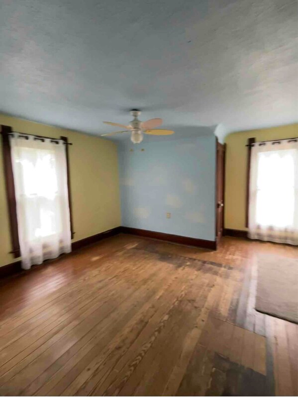 Building Photo - 210 E Hackberry St