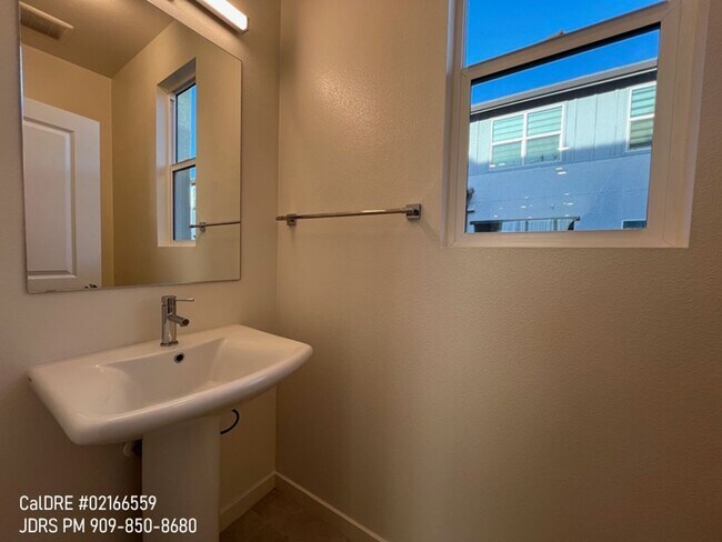 Building Photo - Rancho Cucamonga 3 Bedroom Condo