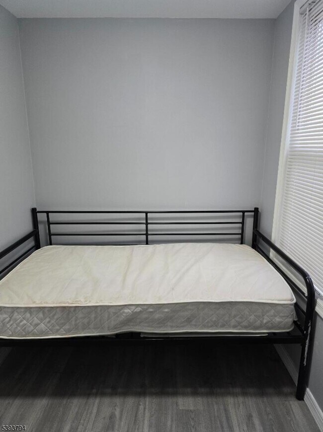 Building Photo - 140 Wakeman Ave