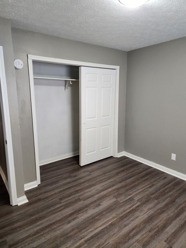 Building Photo - 2 bedroom 1 bath apartment