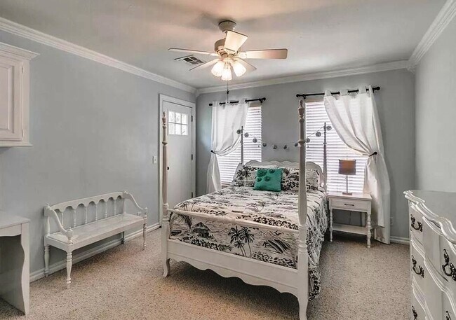Building Photo - Executive Living in Norman complete with N...