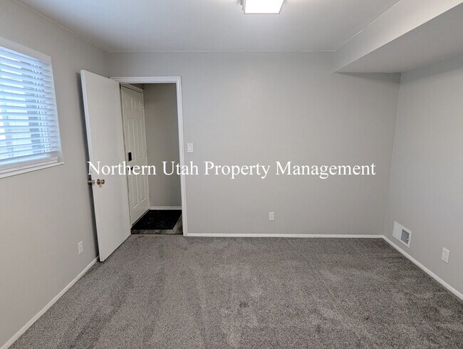 Building Photo - East Bench 5 Bed, 2 Bath