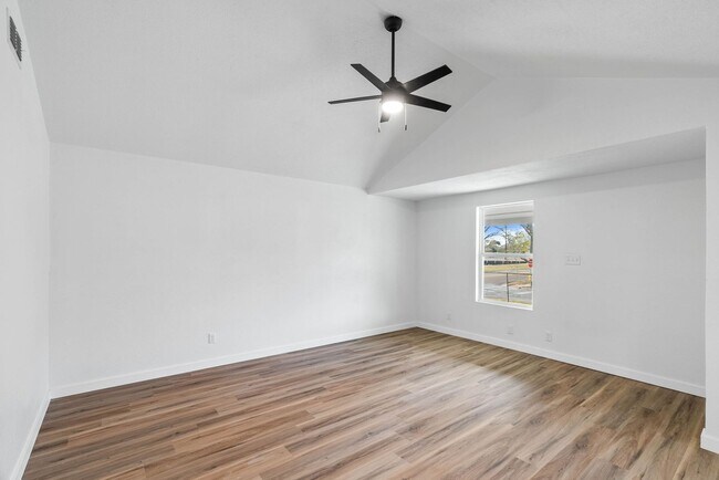 Building Photo - 3 Bedroom 1 Bath Remodeled Home