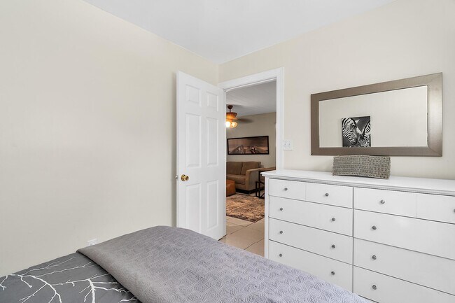Building Photo - 909 N Palmway