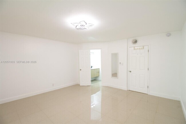 Building Photo - 5215 SW 40th Ave