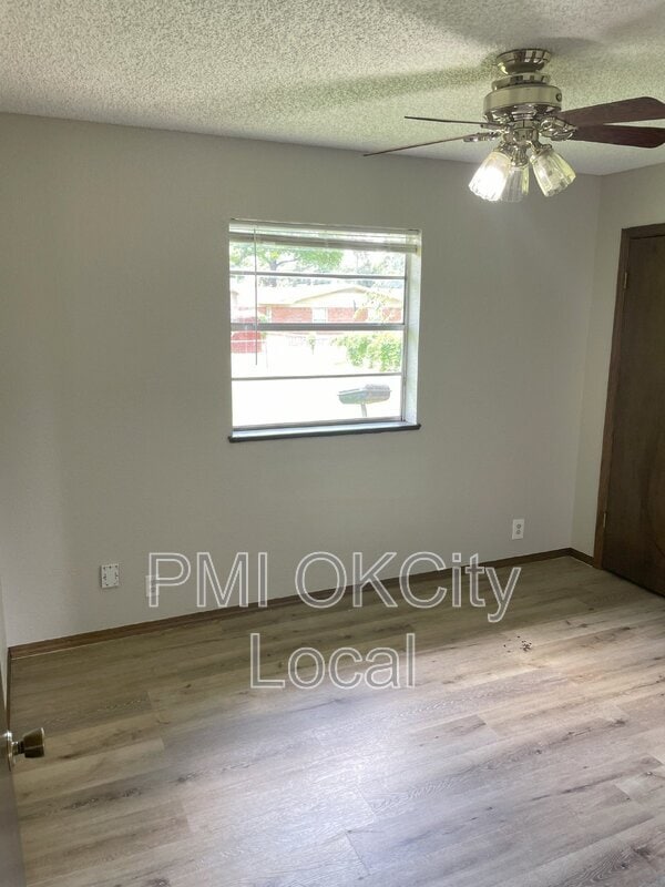 Building Photo - 2325 N Redmond Ave
