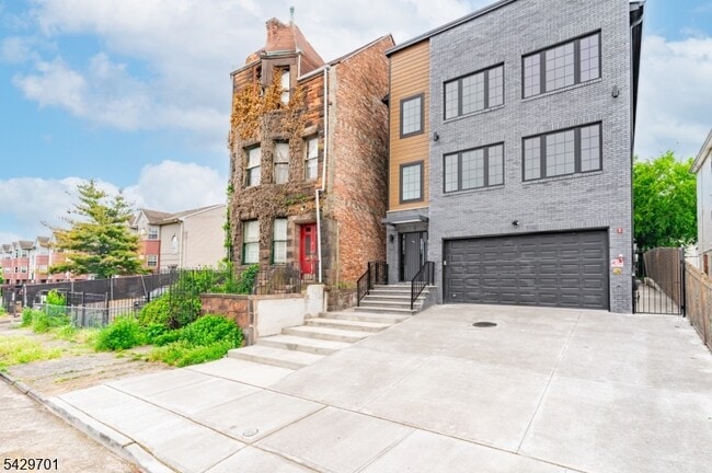 Building Photo - 129 Mt Pleasant Ave