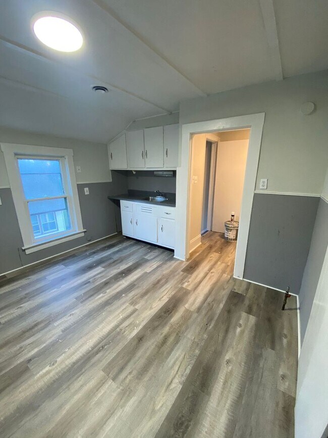 Building Photo - 3370 W 135th St