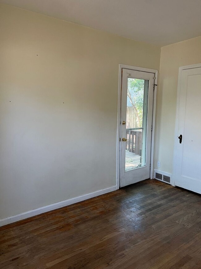 Building Photo - Charming 5 Bed, 2 bath home in the heart o...