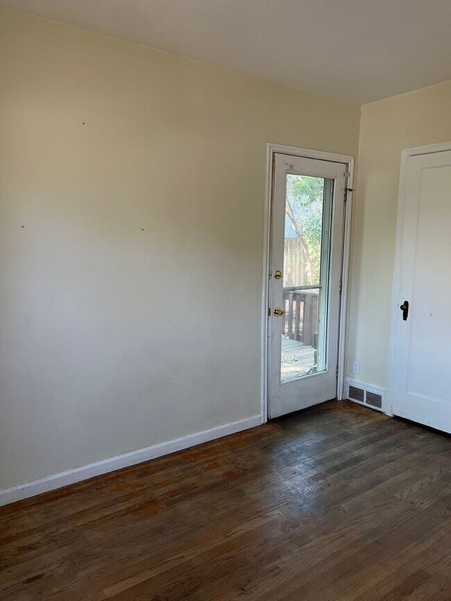 Building Photo - Charming 5 Bed, 2 bath home in the heart of Rexburg with detached 3 CAR GARAGE!!!!