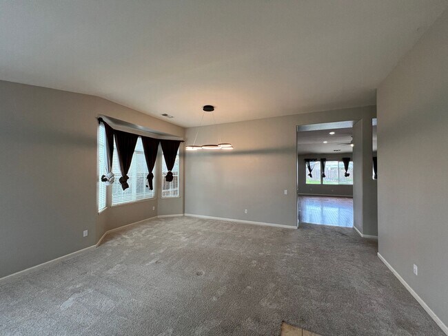 Building Photo - 4 bedrooms, an office and single-story home with a pool!!