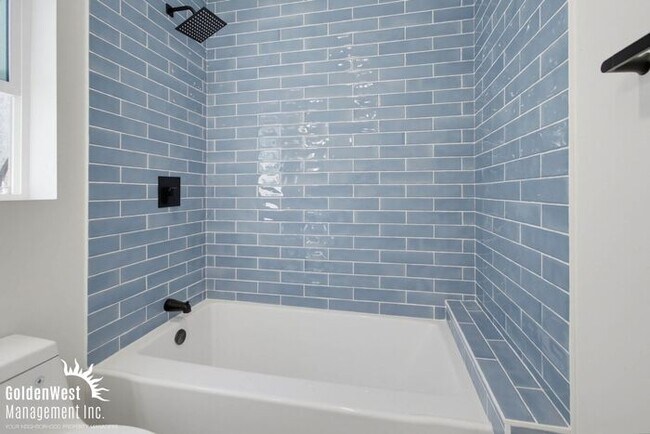 Building Photo - Beautifully Updated 1Bdm 1Ba Apartment with Private Rooftop Deck & Stunning Views!