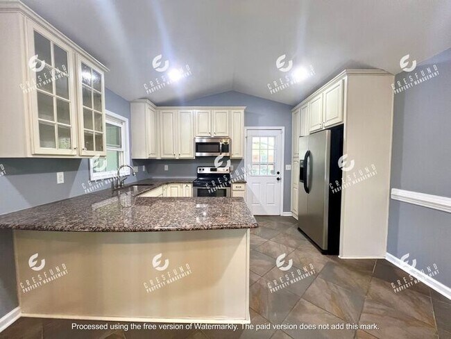 Building Photo - Spacious 3 Bedroom, 2 Bath - AVAILABLE NOW!
