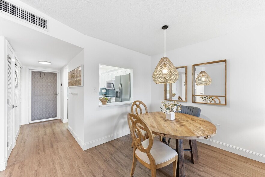 Building Photo - 300 Forest Lakes Blvd