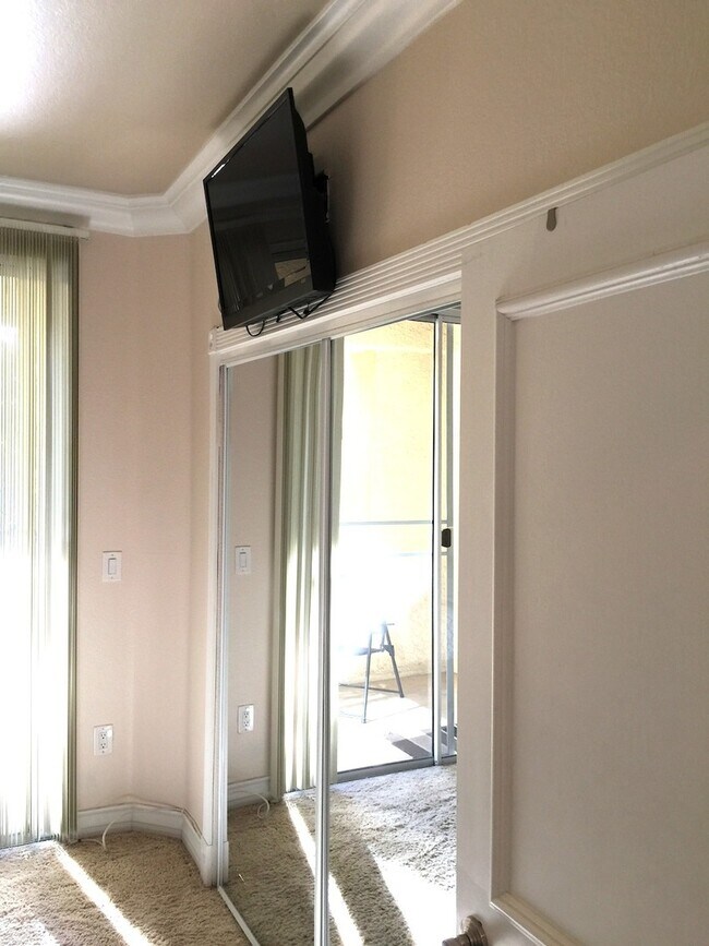 Building Photo - Long or short term available!  Live in luxury in this fully furnished 2 bedroom condo.