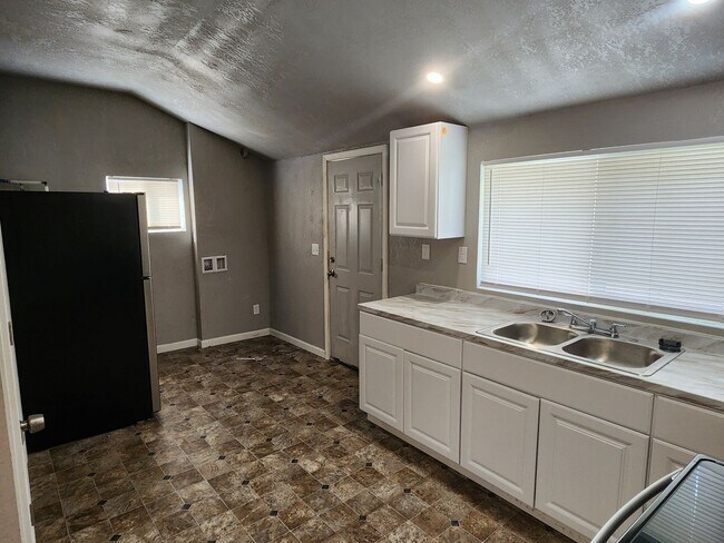 Building Photo - Centrally Located One Bedroom Duplex