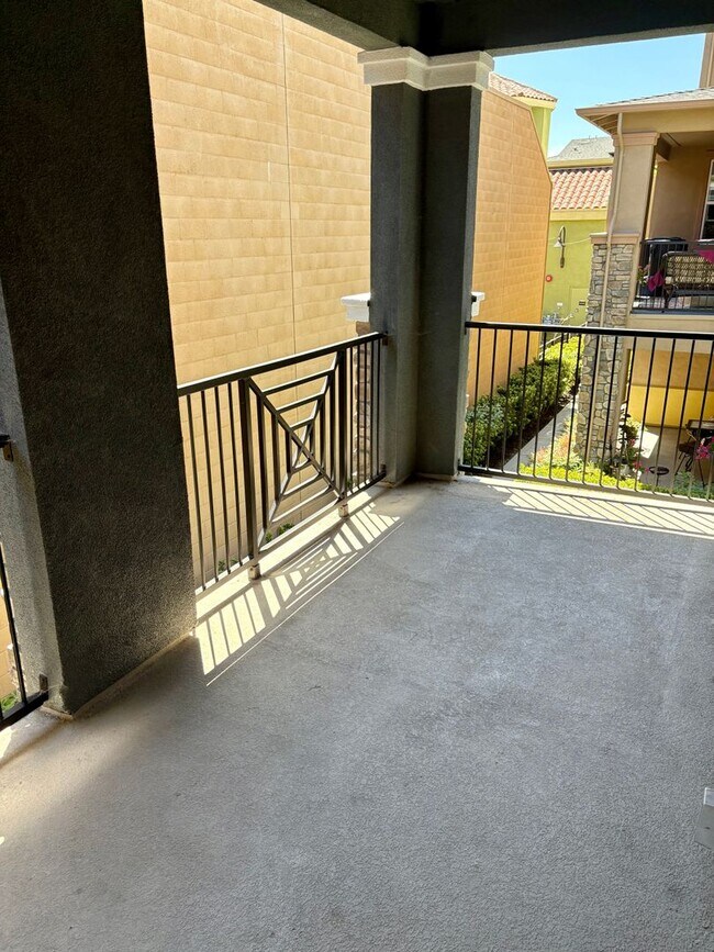 Building Photo - Spacious 4-Bedroom Townhouse
