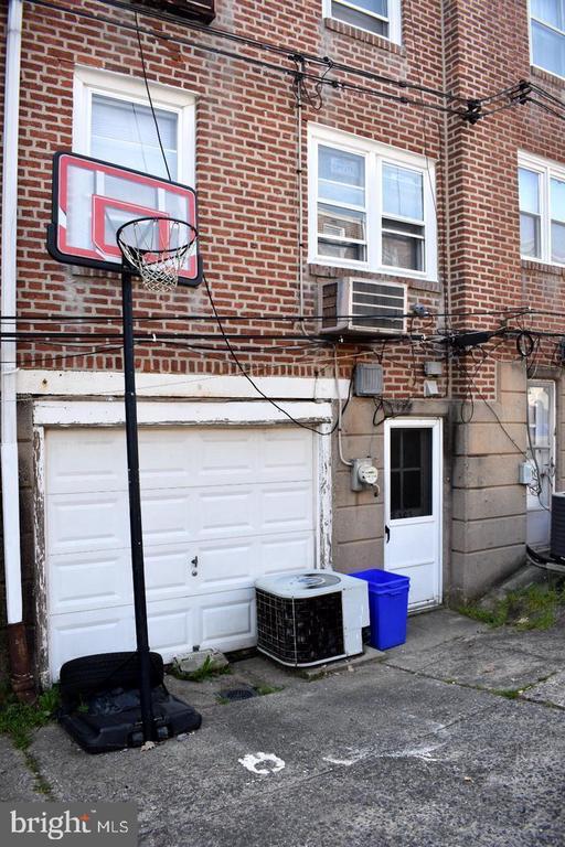 Building Photo - 7305 Woodcrest Ave