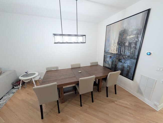 Building Photo - Stunning rehabbed 3-Bedroom Townhome in Fulton Market / West Loop