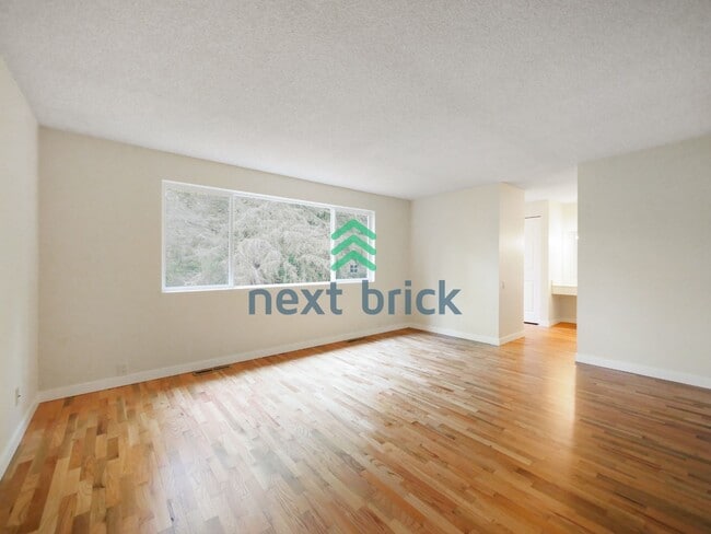 Building Photo - 3 Bed and 3 Bath Plus Office Private Single-family Home is Available for Rent!