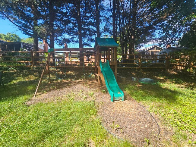 Building Photo - 221 Dale Dr
