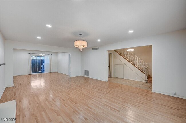 Building Photo - 578 Tam O Shanter