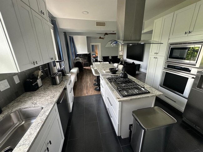 Building Photo - 3210 Hampton Rd