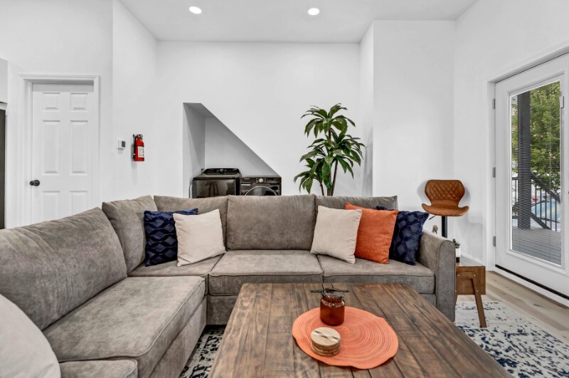 Building Photo - 574 Niagara St