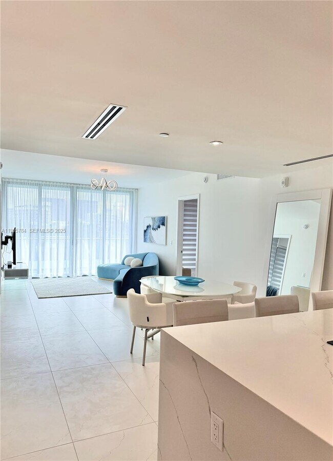 Building Photo - 9901 E Bay Harbor Dr