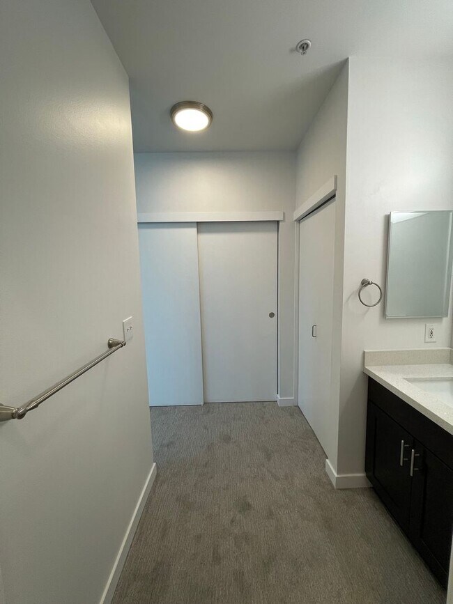 Building Photo - 2bd/1.75ba Seattle Condo