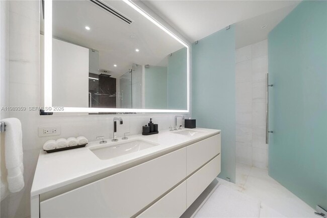 Building Photo - 300 Biscayne Blvd Way