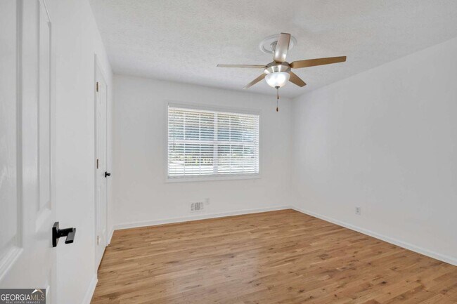 Building Photo - 3819 Dora Dr SE