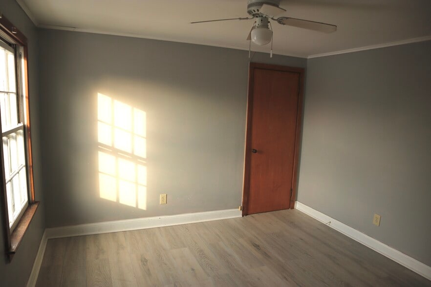 Bedroom - 1071 Van Velsen St