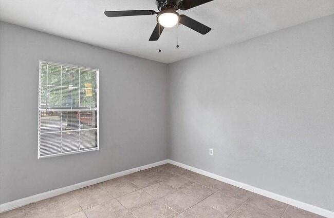 Building Photo - 9033 Oak Knoll Ln