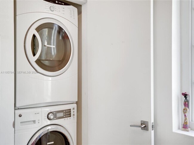 Building Photo - 727 14th Pl