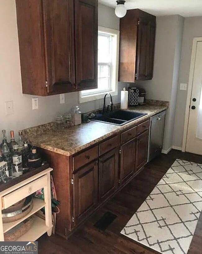 Building Photo - 1080 Maple Cir